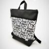 Mochila de calaveras en blanco y negro
