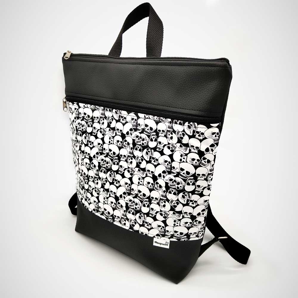 Mochila de calaveras en blanco y negro