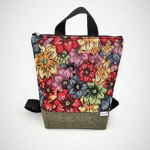 Mochila Flora Petit que combina la elegancia del gobelino floral.